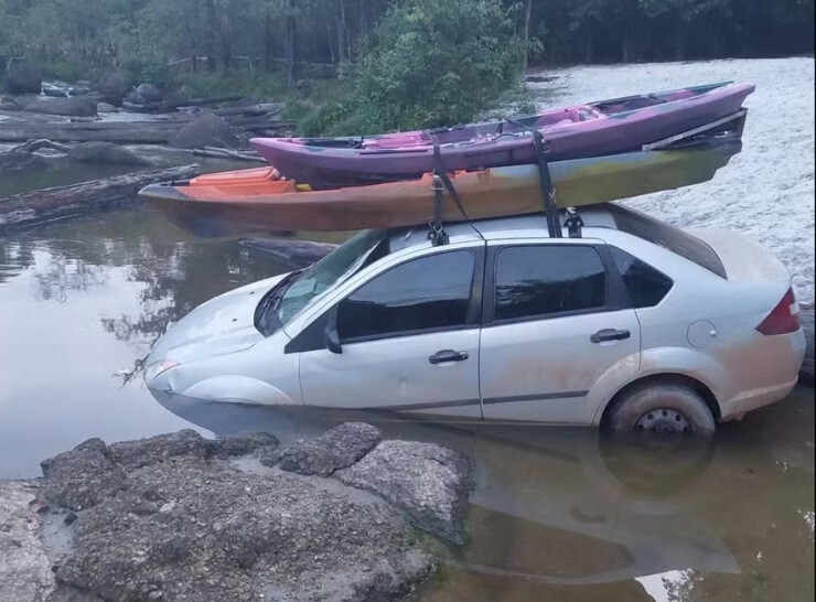 Carro perde freio, desce ladeira sozinho e mata idosa em balneário de Candeias do Jamari, RO