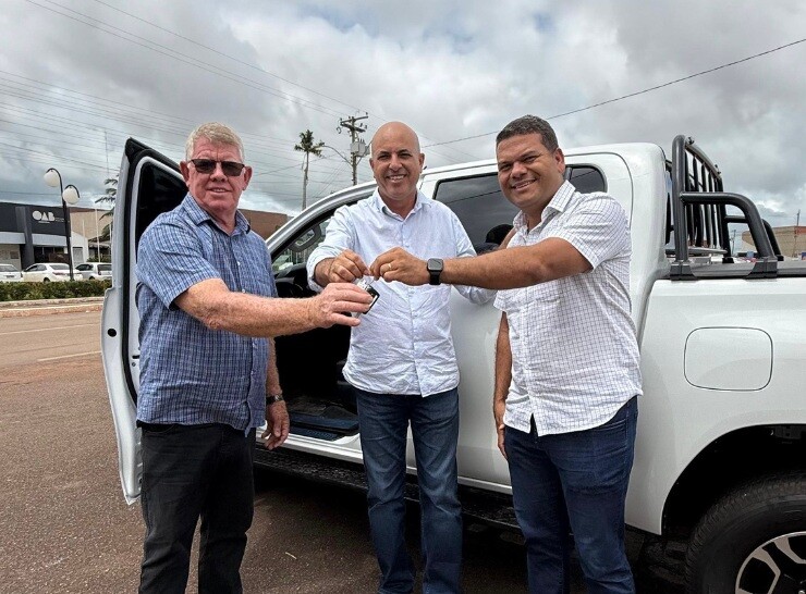 Deputado Ismael Crispin inicia 2026 com entrega de veículo à Prefeitura de Rolim de Moura