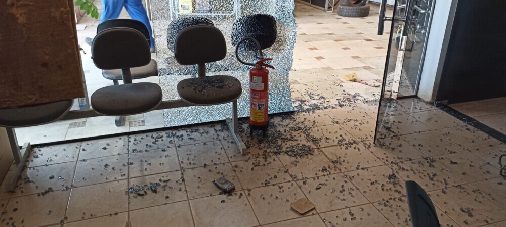 Revoltante: Casal arromba vidraçaria no centro de Rolim de Moura, destrói o local e foge levando apenas R$ 100
