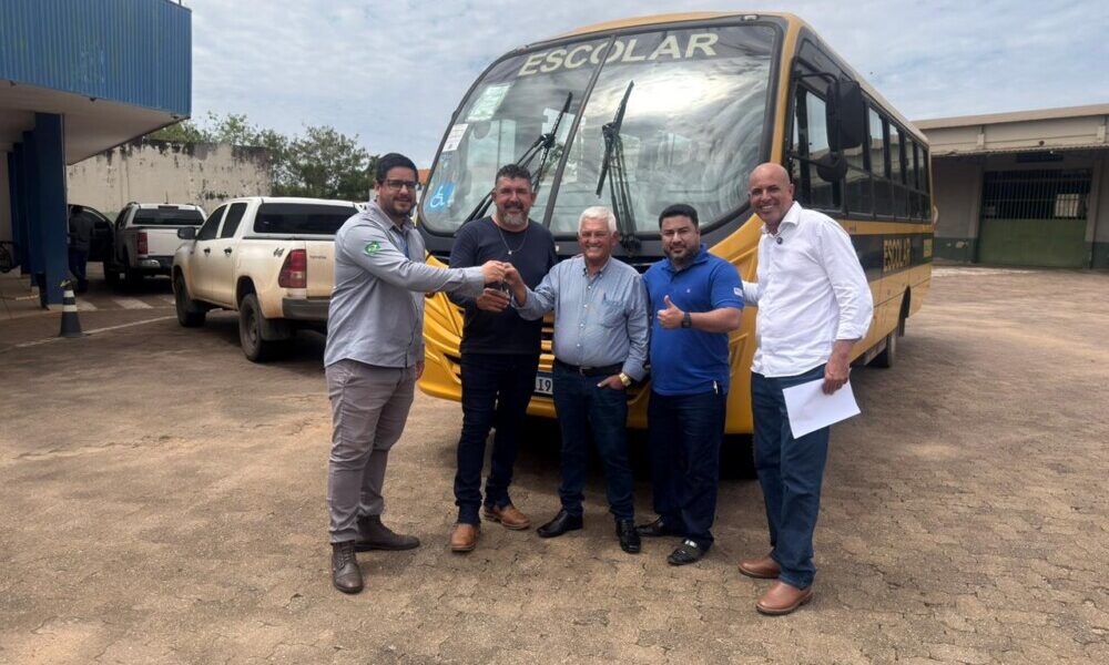 Ismael Crispin garante dois ônibus escolares e fortalece o transporte de alunos em Cacaulândia no início do ano letivo
