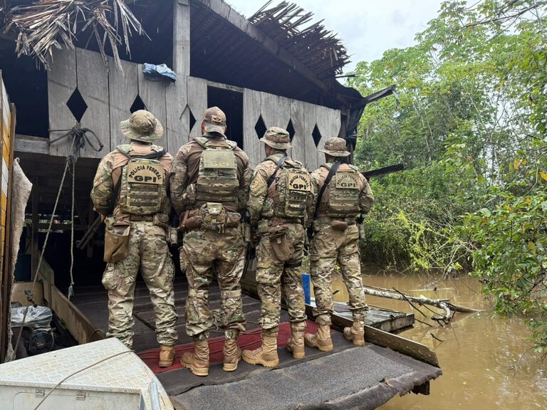 Polícia Federal e Ibama combatem garimpo ilegal no Rio Madeira