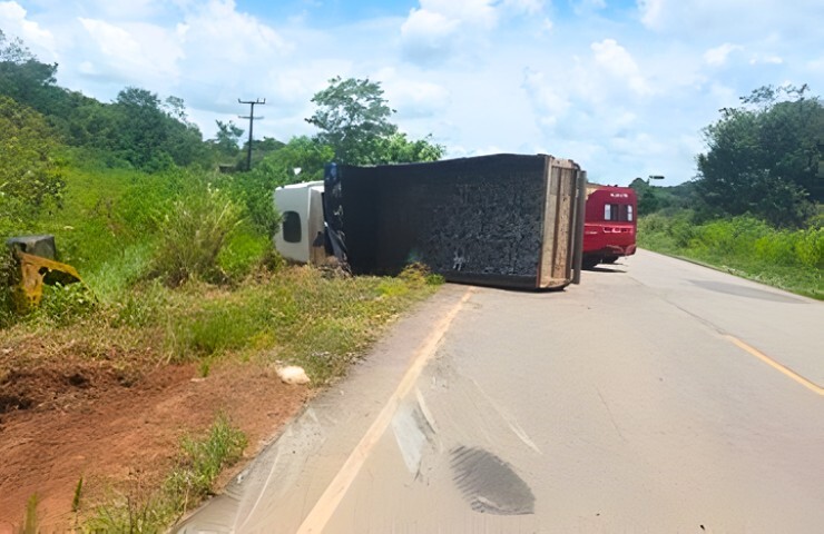 Caminhão que transportava mini carregadeira se envolve em acidente na RO-383 nas proximidades do trevo de Alto Alegre