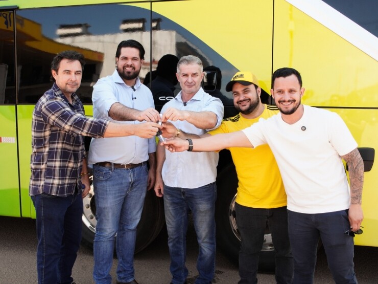 Nos 44 anos de Alta Floresta d'Oeste, Jean Oliveira entrega moderno ônibus leito para o transporte de pacientes