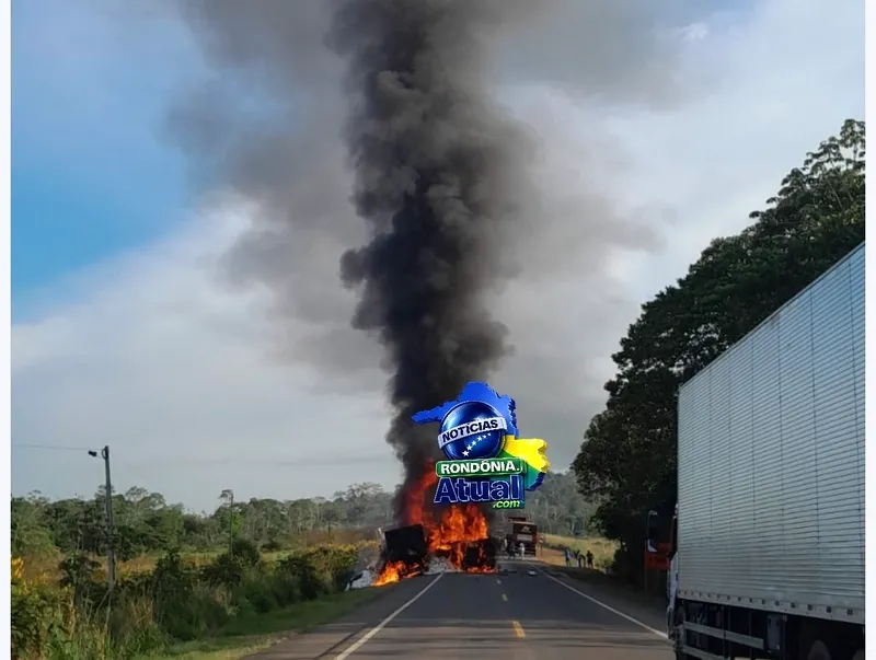 Jaru: Carretas colidem de frente e pegam fogo na BR 364