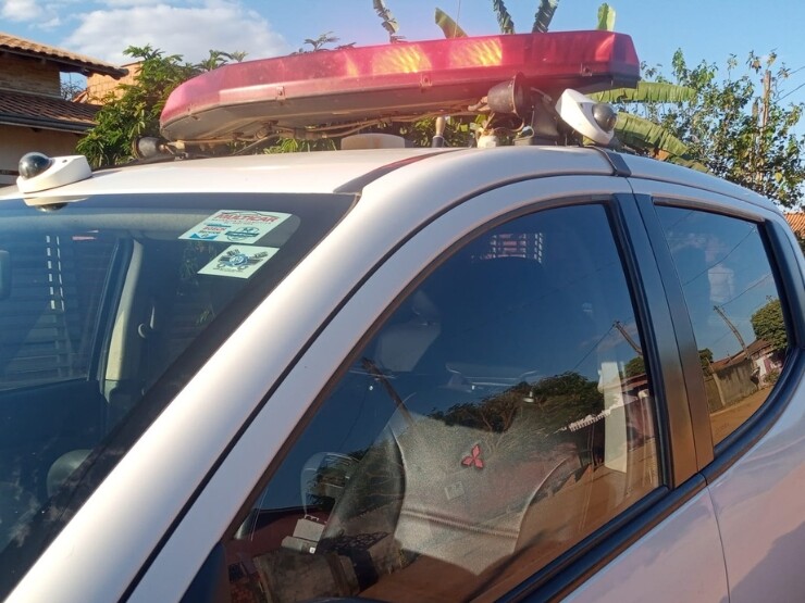 Rolim de Moura- Carro cai em valeta após motorista tentar evitar criança e manilha em cruzamento no bairro Bom Jardim